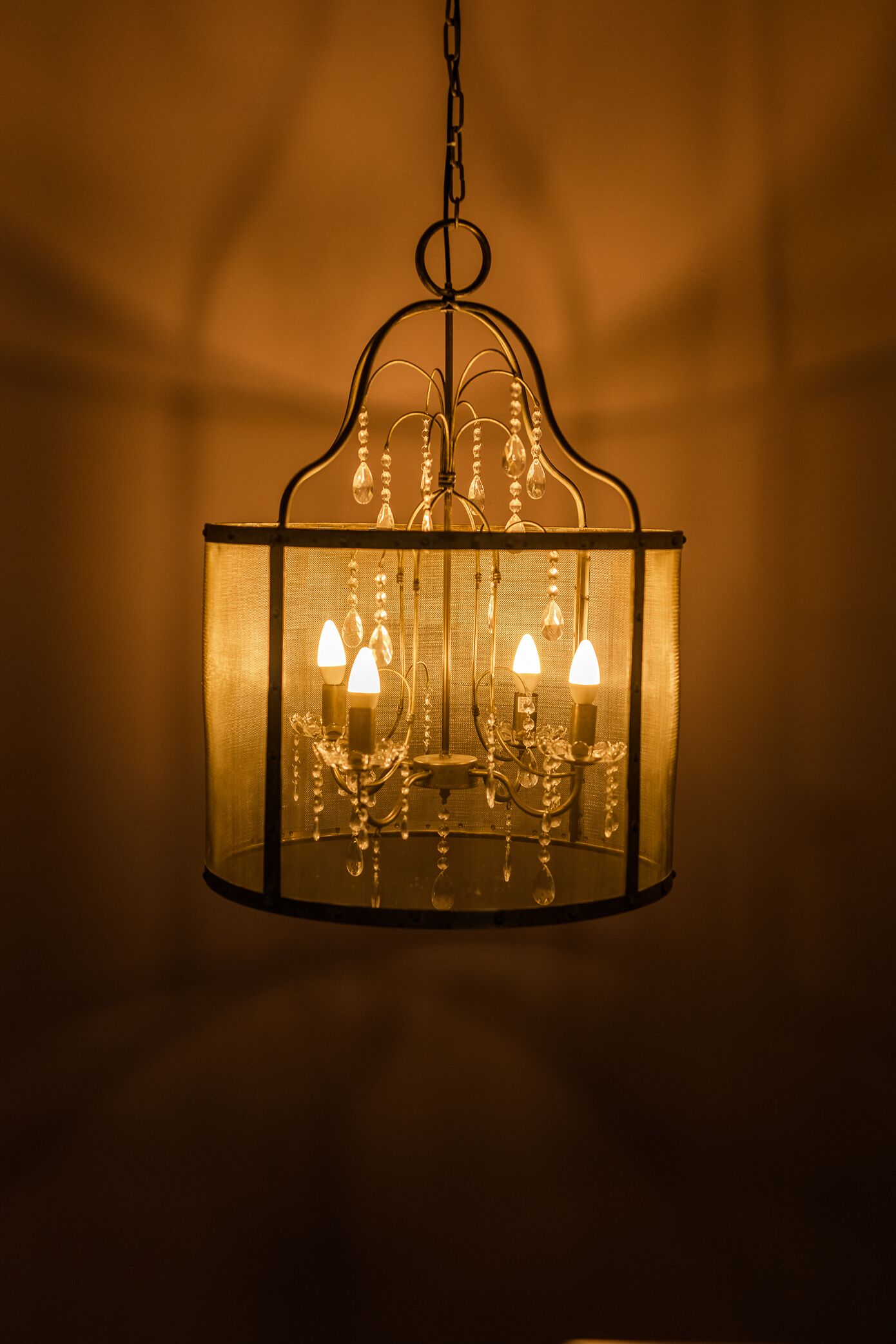 Un lustre suspendu doté de plusieurs ampoules.