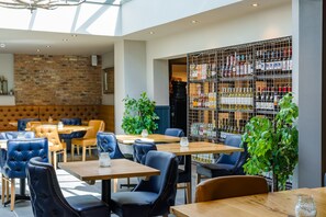 아침 식사, 점심 식사, 저녁 식사 제공, 영국 요리