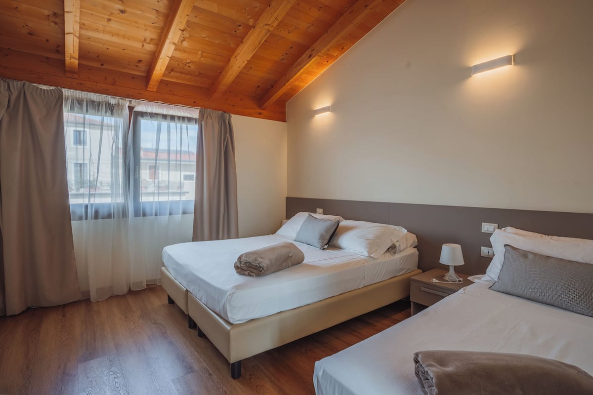 Superior-værelse til 3 personer - udsigt til have | Premium-sengetøj, minibar, lydisolering, gratis Wi-Fi