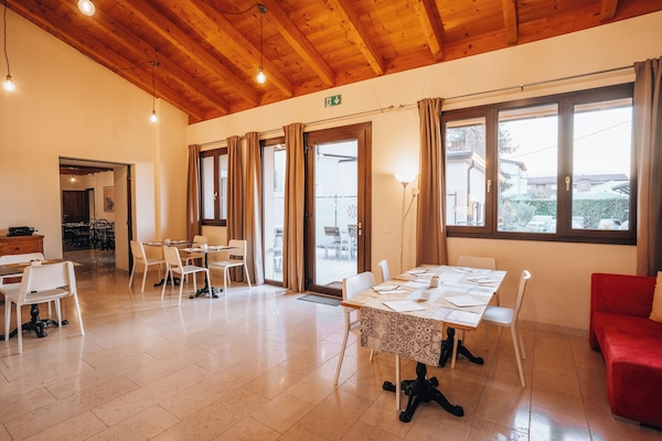 Colazione a buffet, servita tutte le mattine (10 EUR a persona)