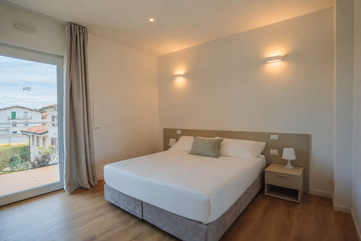 Deluxe Double Room, 1 Double Bed, Private Bathroom | Premium bedding, minibar, desk, soundproofing