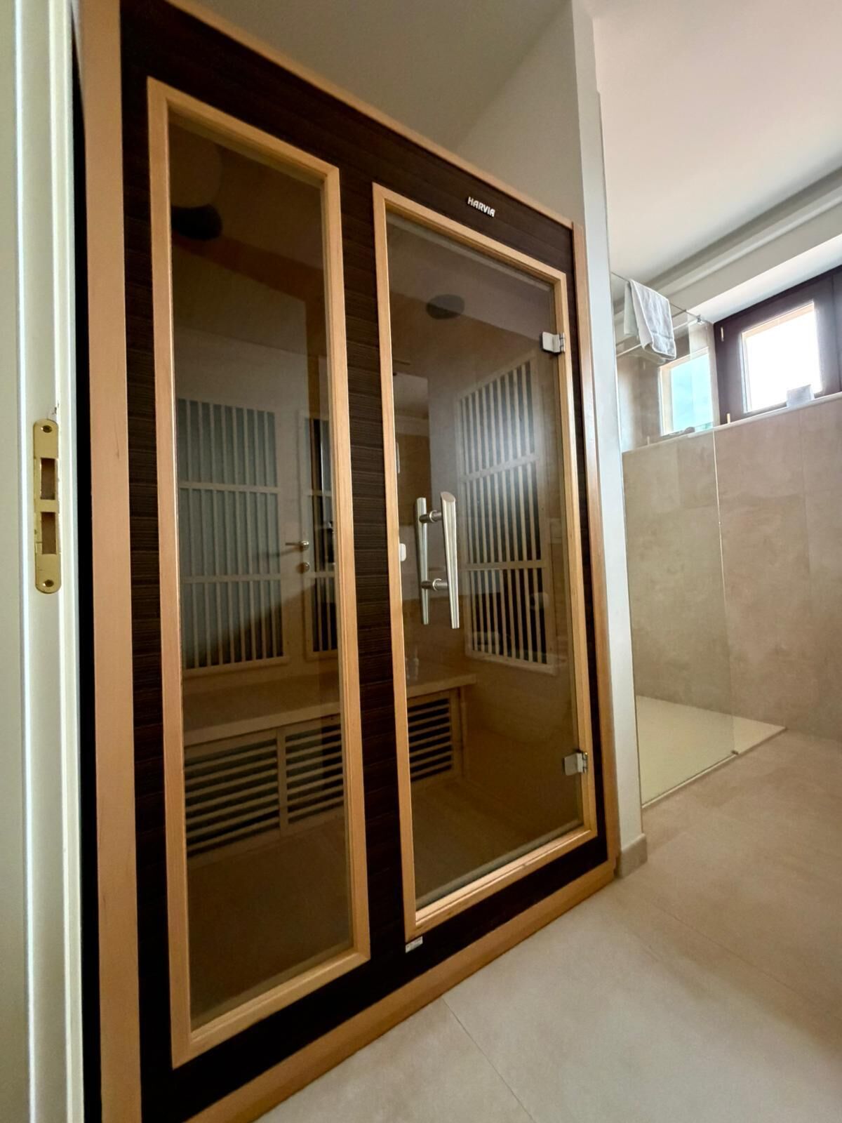 Klassieke driepersoonskamer | Badkamer | Een douche, gratis toiletartikelen, een haardroger, een bidet