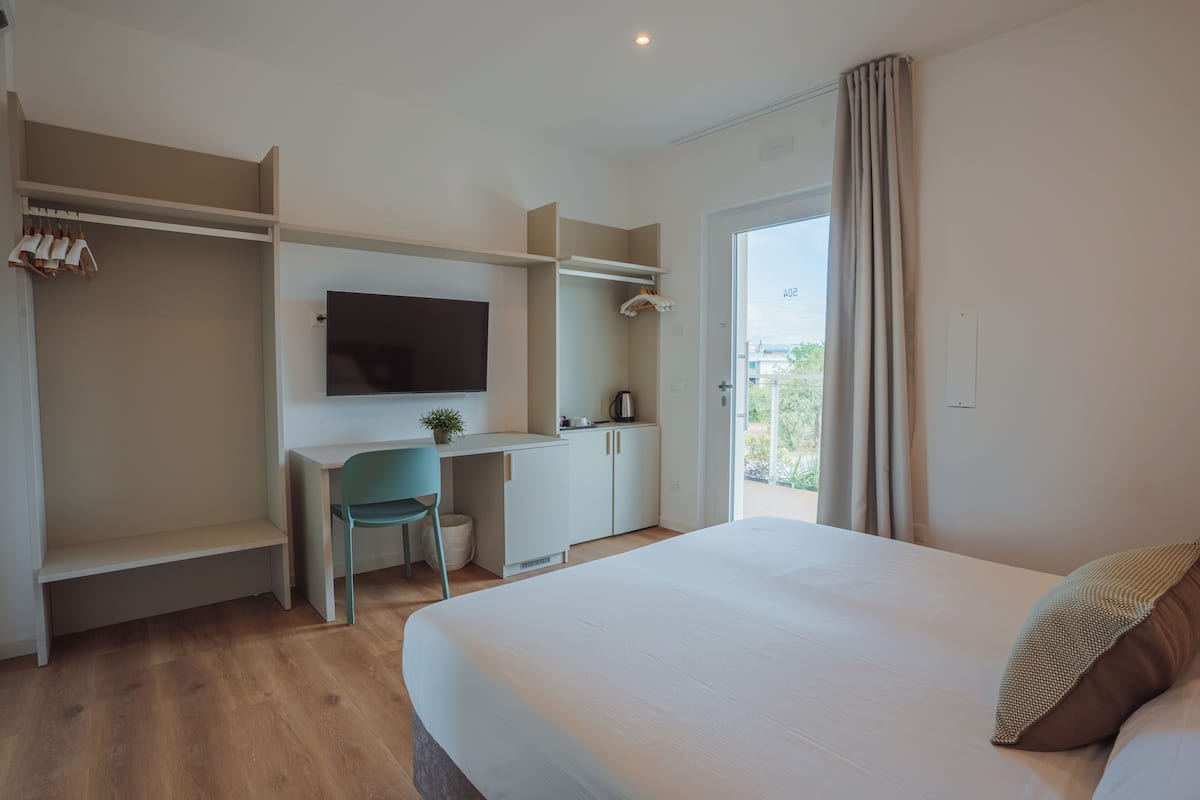 Deluxe Double Room, 1 Double Bed, Private Bathroom | Premium bedding, minibar, desk, soundproofing