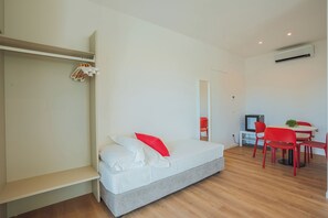 디럭스 트리플룸 | 고급 침구, 미니바, 방음 설비, 무료 WiFi