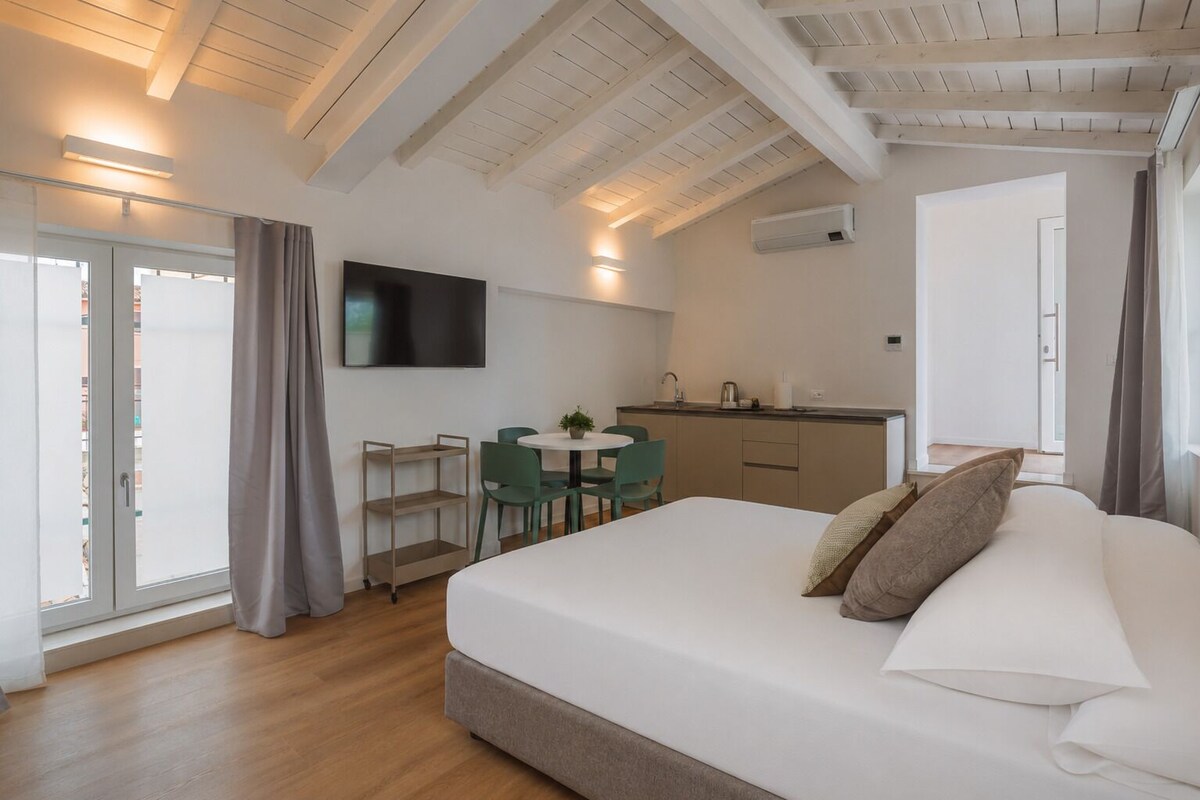 Deluxe Studio, Terrace | Premium bedding, minibar, desk, soundproofing