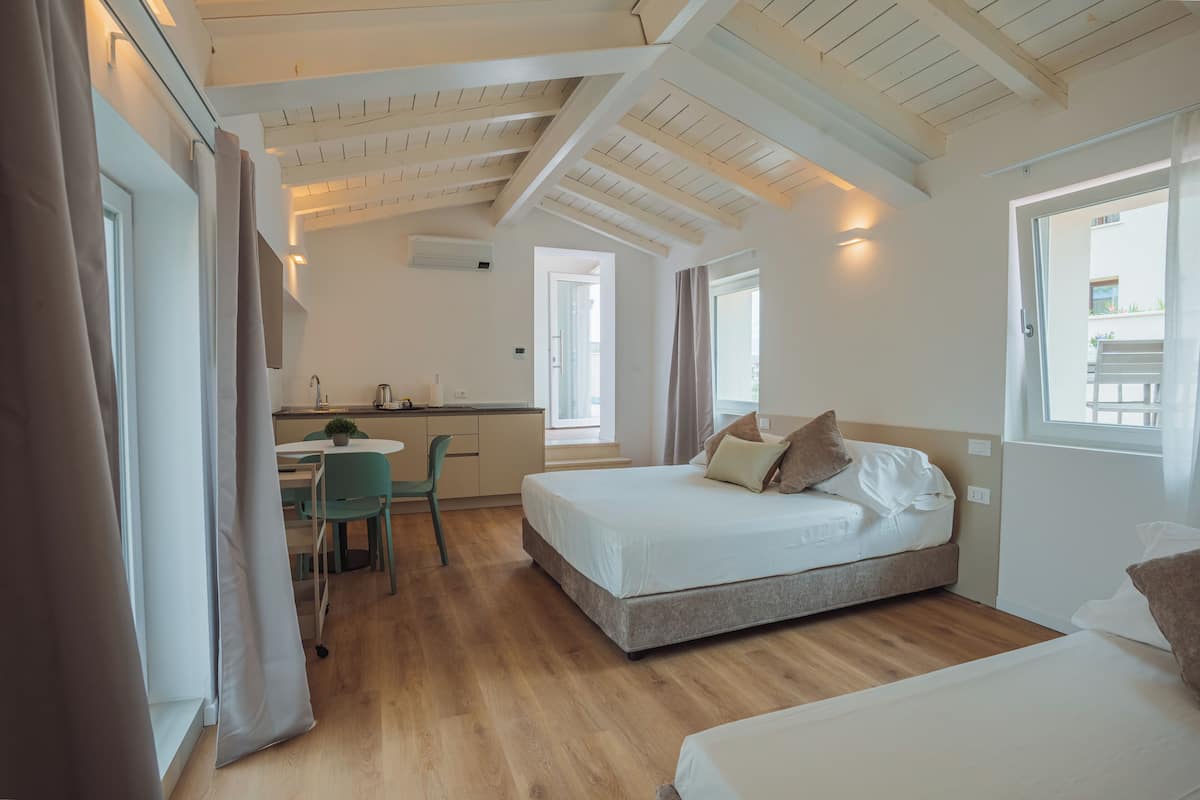 Deluxe Studio, Terrace | Premium bedding, minibar, desk, soundproofing