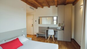 A bedroom with a bed, a desk, and a mirror. - Garda Relais (Castelnuovo del Garda)