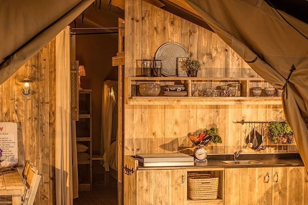 Deluxe-telt - privat badeværelse (Linned eksklusiv) | Privat køkken | Køleskab, kogeplade, kaffe-/temaskine, køkkentøj/tallerkener/redskaber
