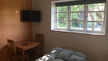 Dobbeltrom, delt bad (uten sengetøy) | Skrivebord og wi-fi (inkludert)