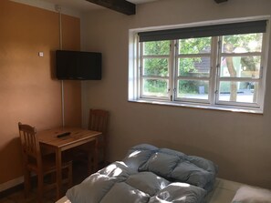 Quarto casal, banheiro compartilhado (Linen Excluded) | Escrivaninha, Wi-Fi de cortesia