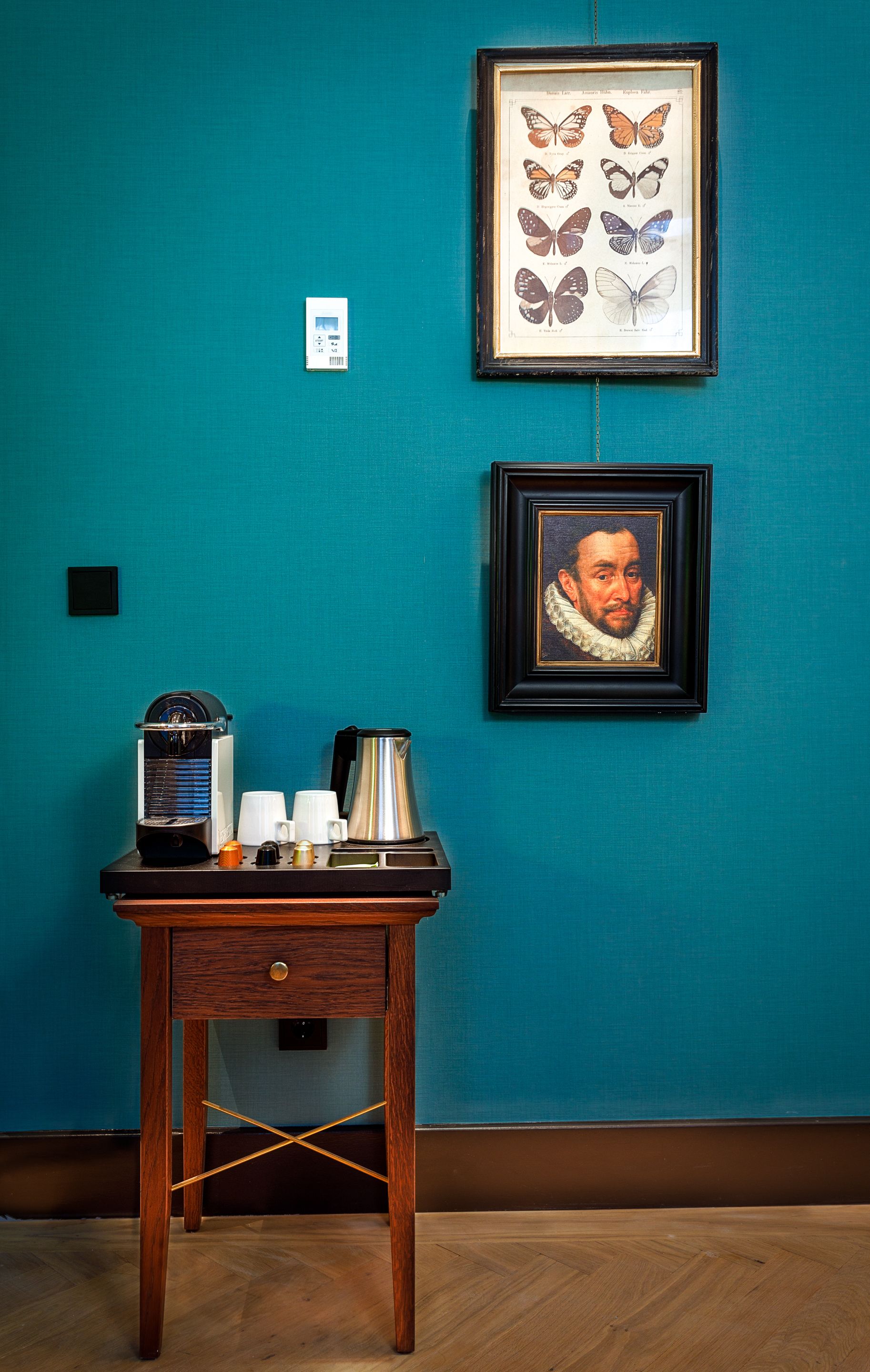 standard double room, 1 king bed | coffee and/or coffee maker