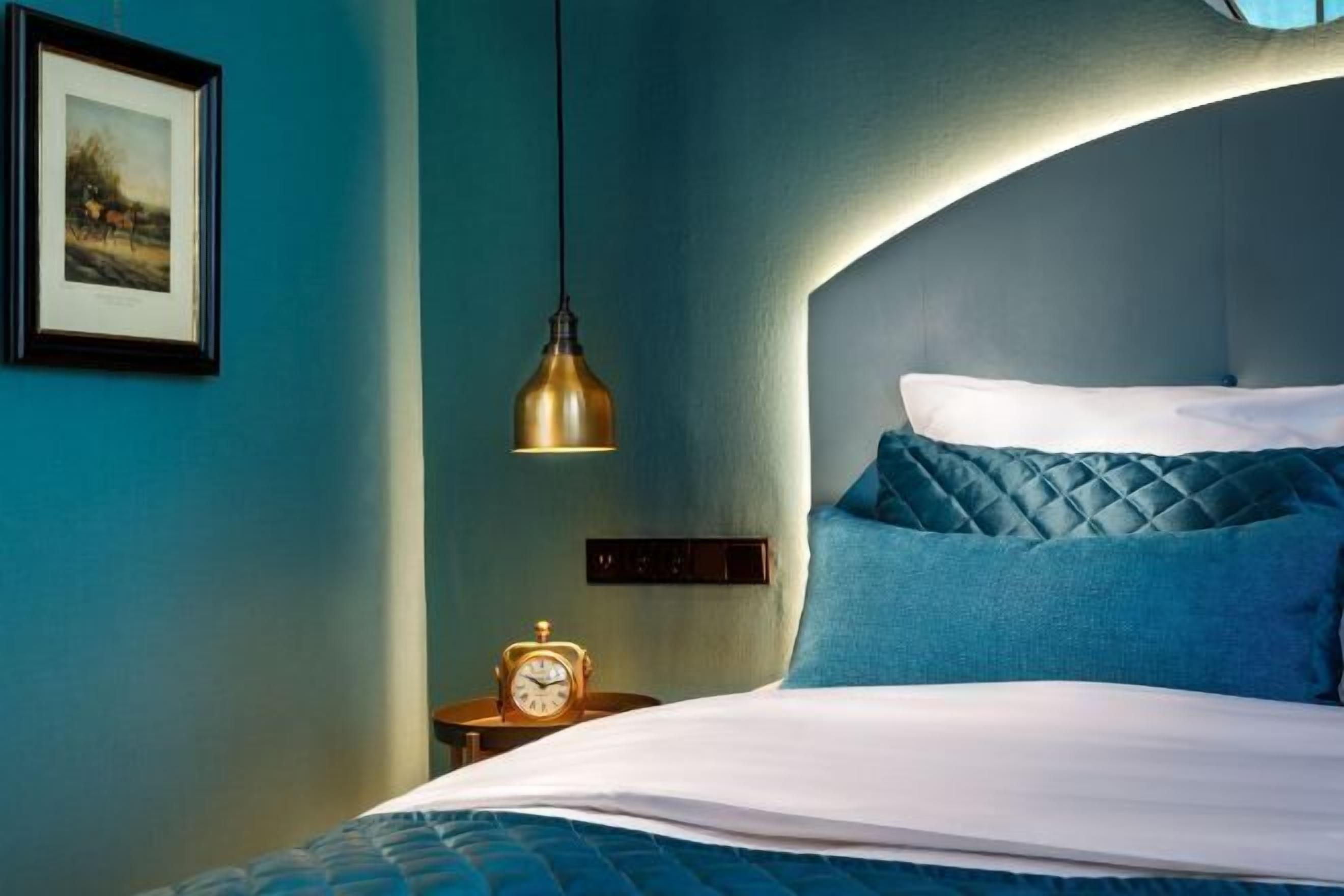 Hypo-allergenic bedding, minibar, in-room safe, desk