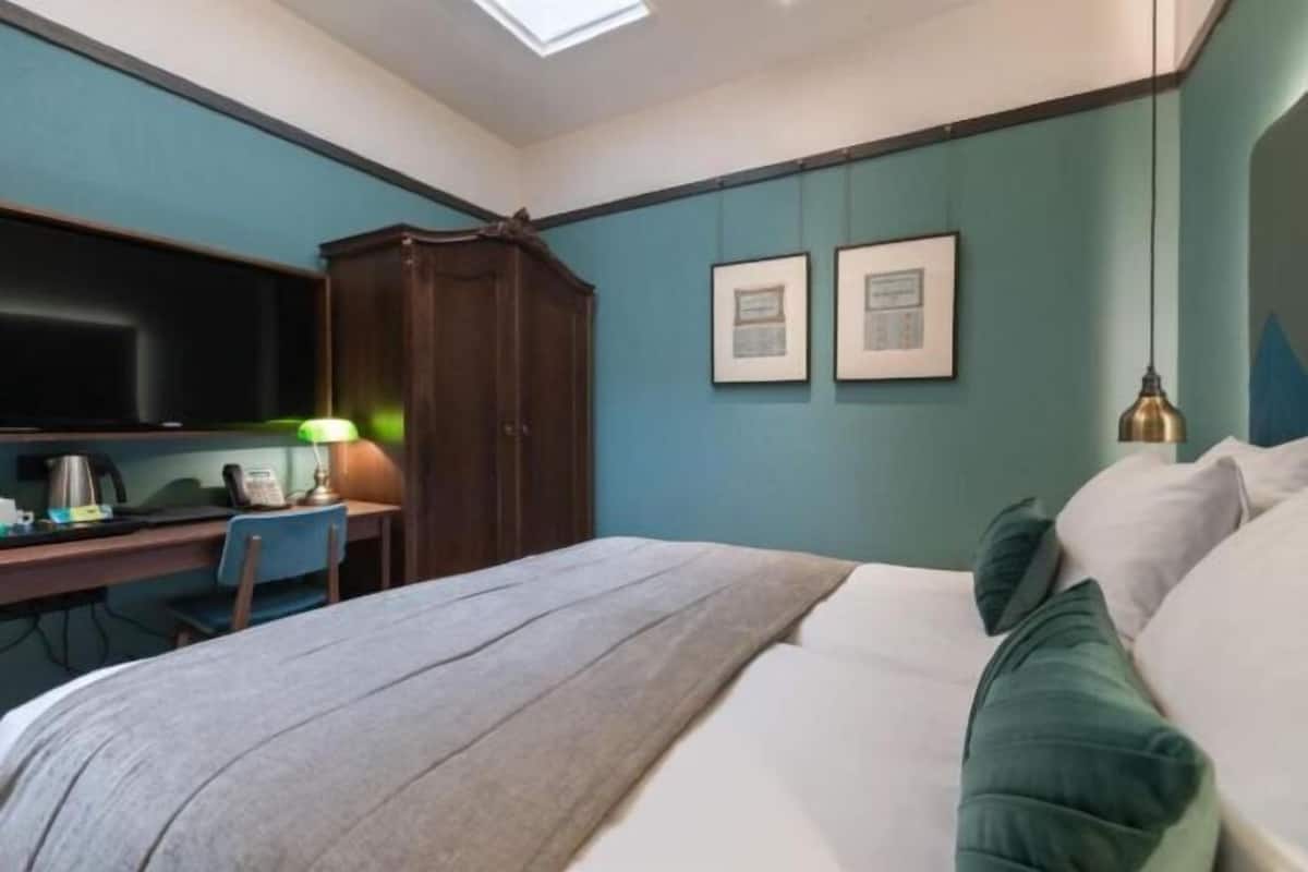 Hypo-allergenic bedding, minibar, in-room safe, desk