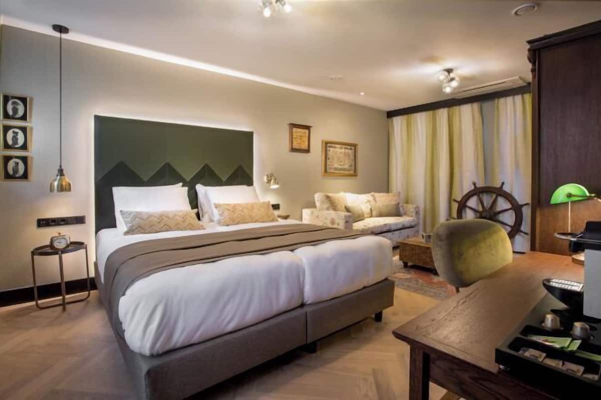 Roupas de cama antialérgicas, frigobar, cofres nos quartos, escrivaninha
