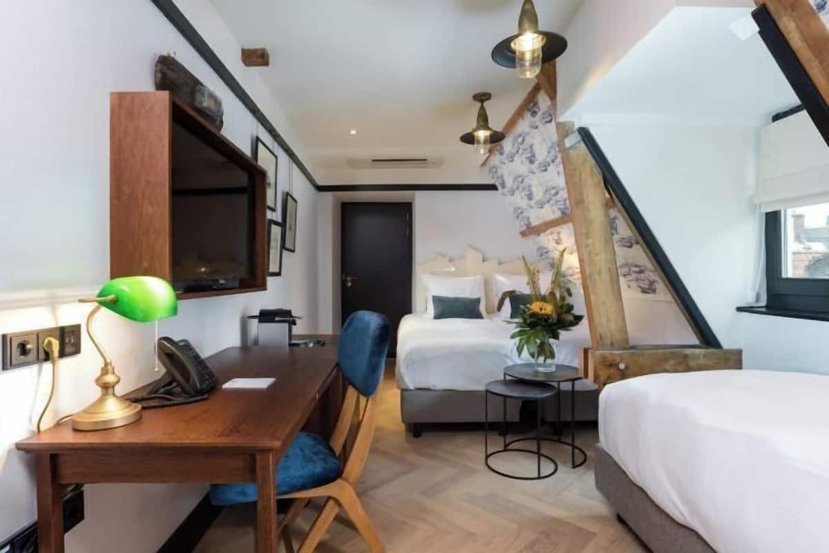 Roupas de cama antialérgicas, frigobar, cofres nos quartos, escrivaninha