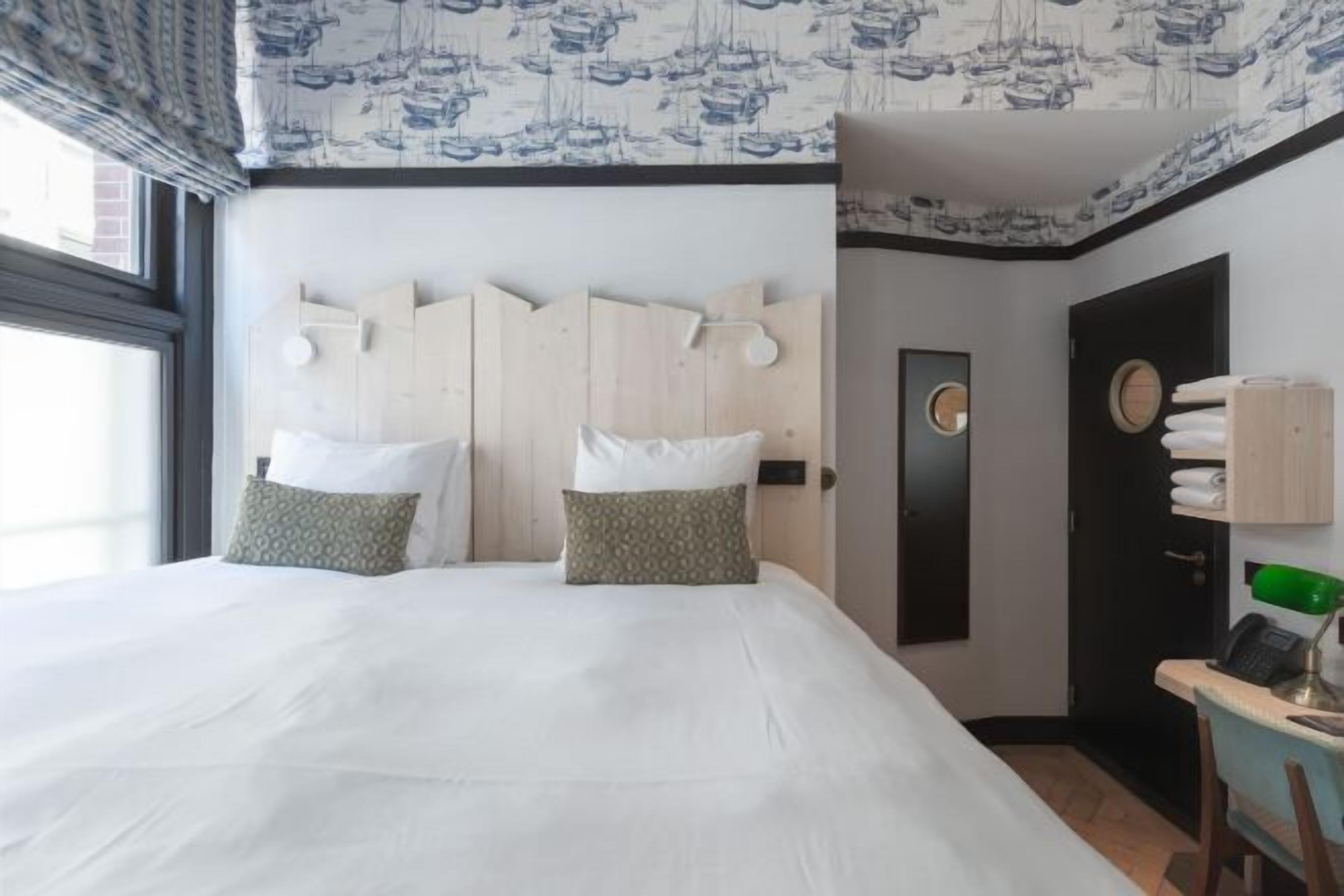 Hypo-allergenic bedding, minibar, in-room safe, desk