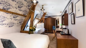 Un dormitorio con una cama grande, un escritorio con silla y un armario.