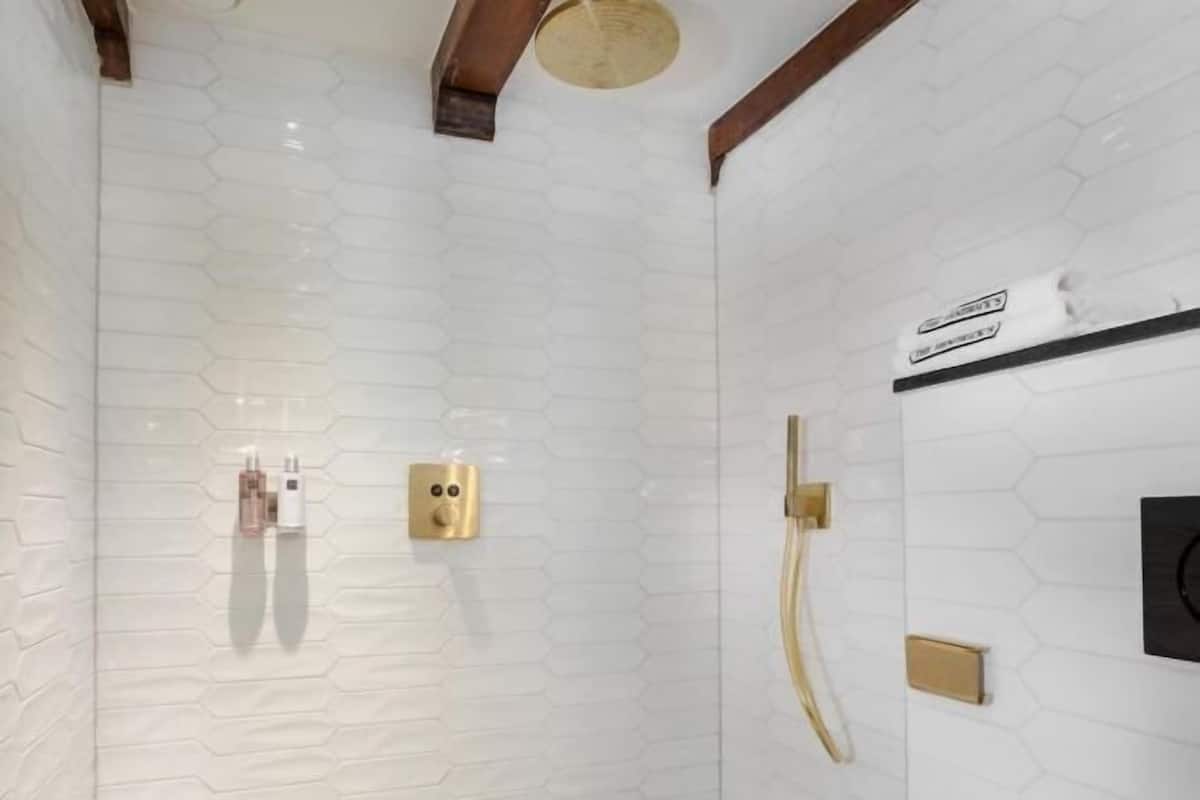 Shower, rainfall showerhead, free toiletries, hair dryer