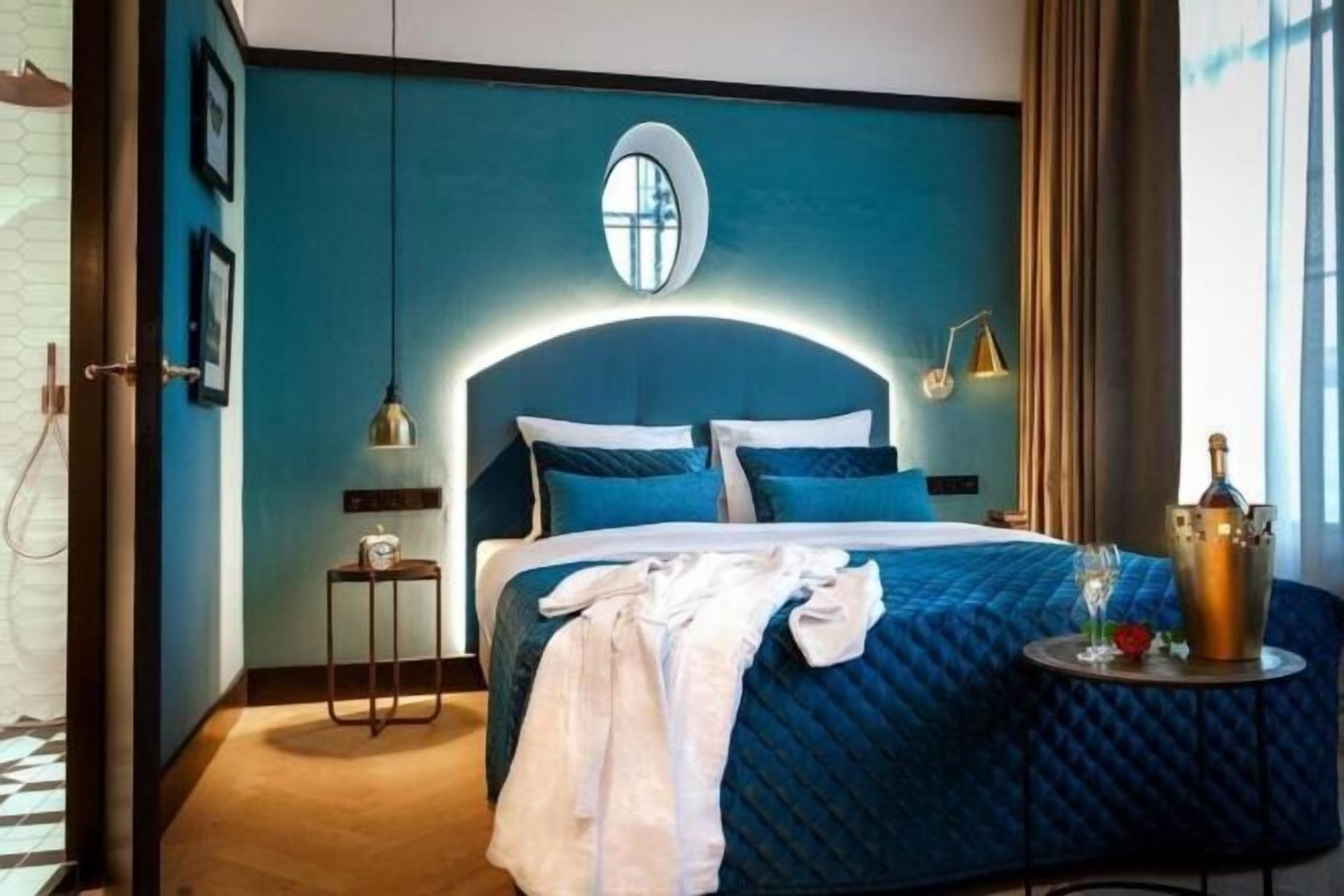 Hypo-allergenic bedding, minibar, in-room safe, desk