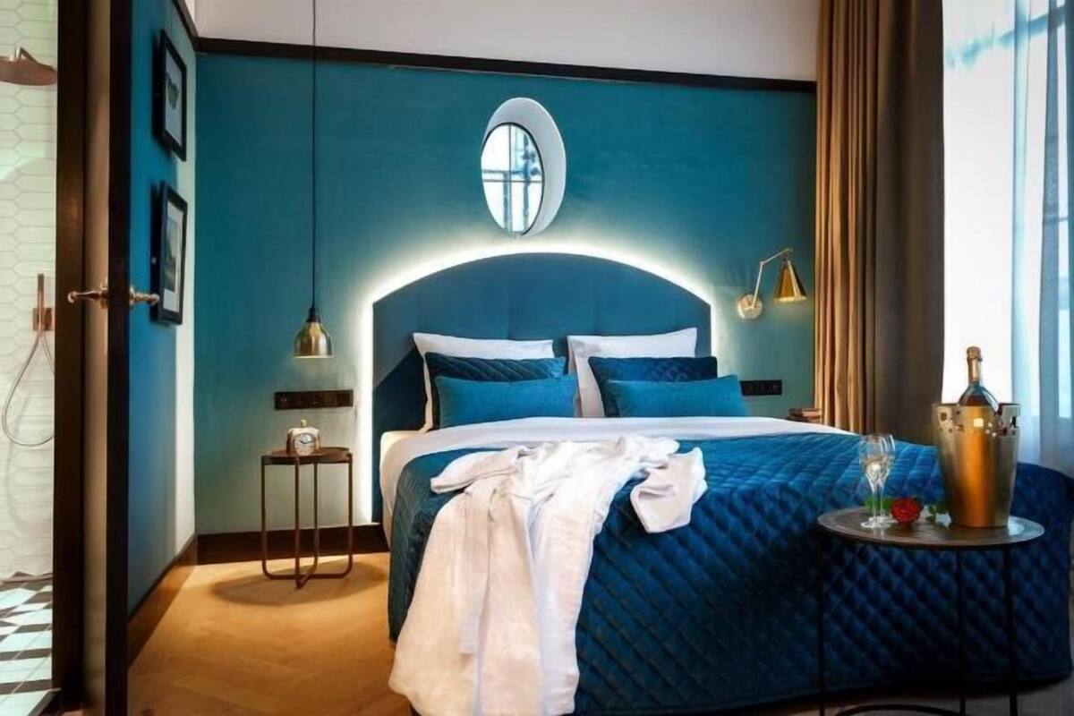 Hypo-allergenic bedding, minibar, in-room safe, desk