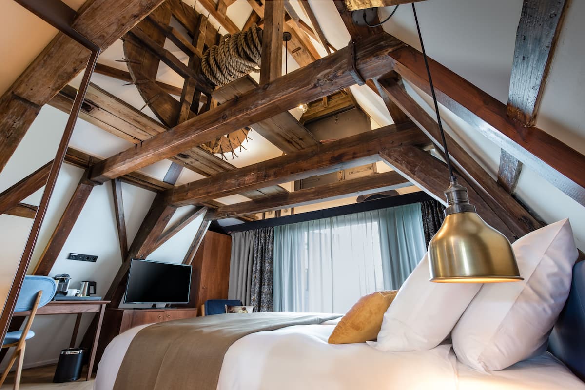 Quarto casal luxo | Roupas de cama antialérgicas, frigobar, cofres nos quartos, escrivaninha