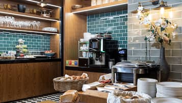 Café da manhã inglês todos os dias (EUR 19.5 por pessoa)