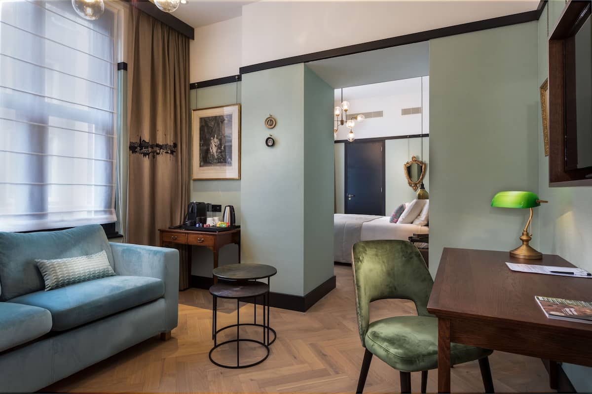 Suíte júnior, 1 cama King | Roupas de cama antialérgicas, frigobar, cofres nos quartos, escrivaninha