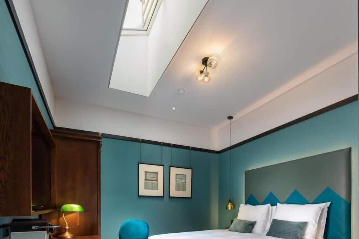 Hypo-allergenic bedding, minibar, in-room safe, desk