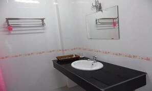 Free toiletries, towels - Friendship Hotel (Oudomxay)