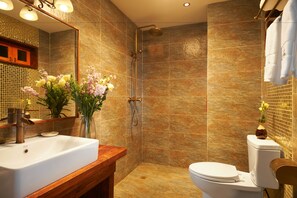 Habitación romántica, 1 cama King size | Baño | Regadera, amenidades de baño gratuitas, secadora de cabello, pantuflas