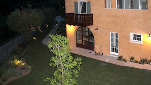 A two-story house with a balcony, a driveway, and a well-maintained lawn. - Ca' Muretta Relais (Bardolino)