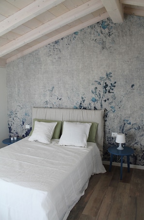 Junior Suite, Terrace, Lake View | Peralatan tempat tidur premium, bar mini, meja, Wi-fi percuma 