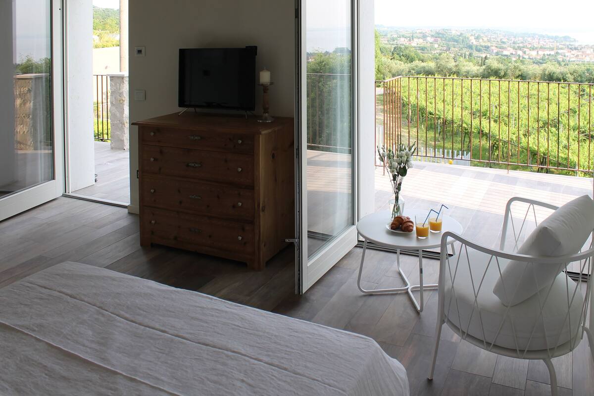 Suite Junior, terrasse, vue lac | Vue de la chambre