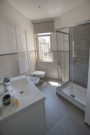 Chambre Triple, vue ville (Auditorium) | Salle de bain