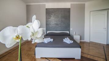 Camera tripla, vista città (Auditorium) | 1 camera, una scrivania, insonorizzazione, Wi-Fi gratuito