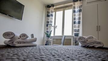 Camera tripla, vista città (Auditorium) | 1 camera, una scrivania, insonorizzazione, Wi-Fi gratuito