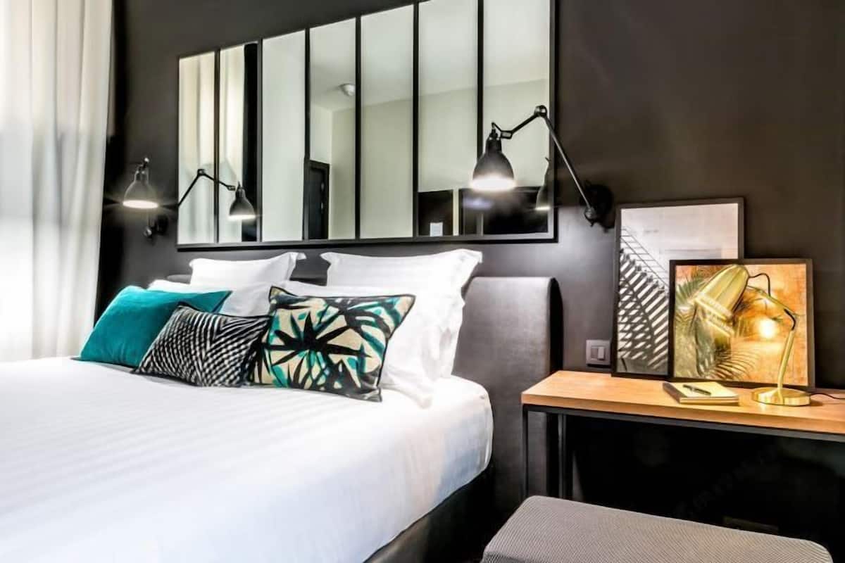 Premium bedding, in-room safe, desk, soundproofing