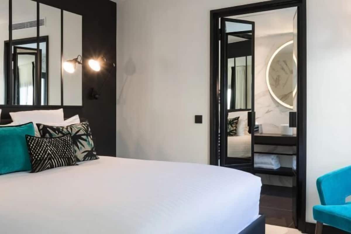 Premium bedding, in-room safe, desk, soundproofing