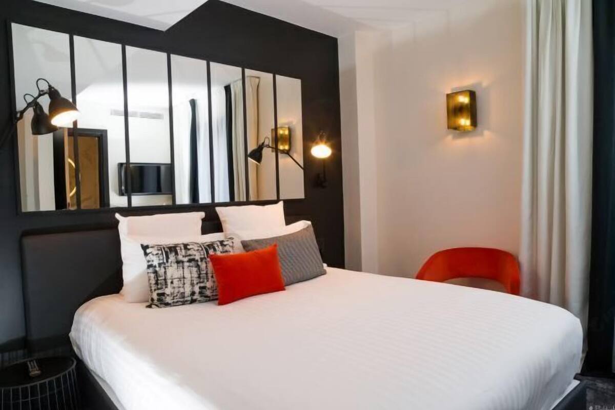 Roupas de cama premium, cofres nos quartos, escrivaninha