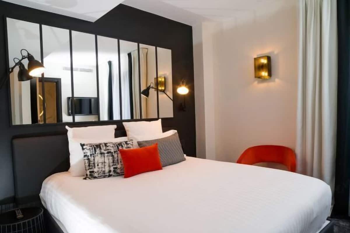 Premium bedding, in-room safe, desk, soundproofing