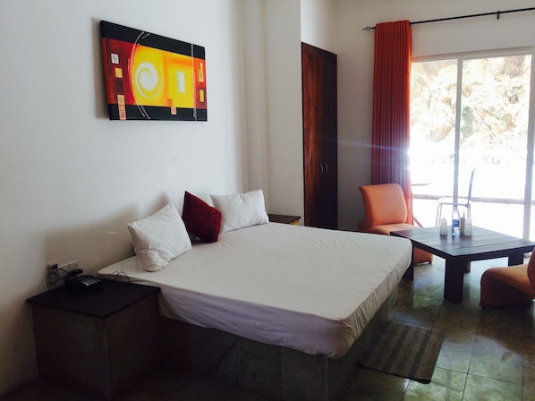Ropa de cama de alta calidad y tabla de planchar con plancha