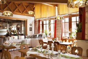 Free daily buffet breakfast  - Bimesmeier Gasthof & Pension (Koesslarn)