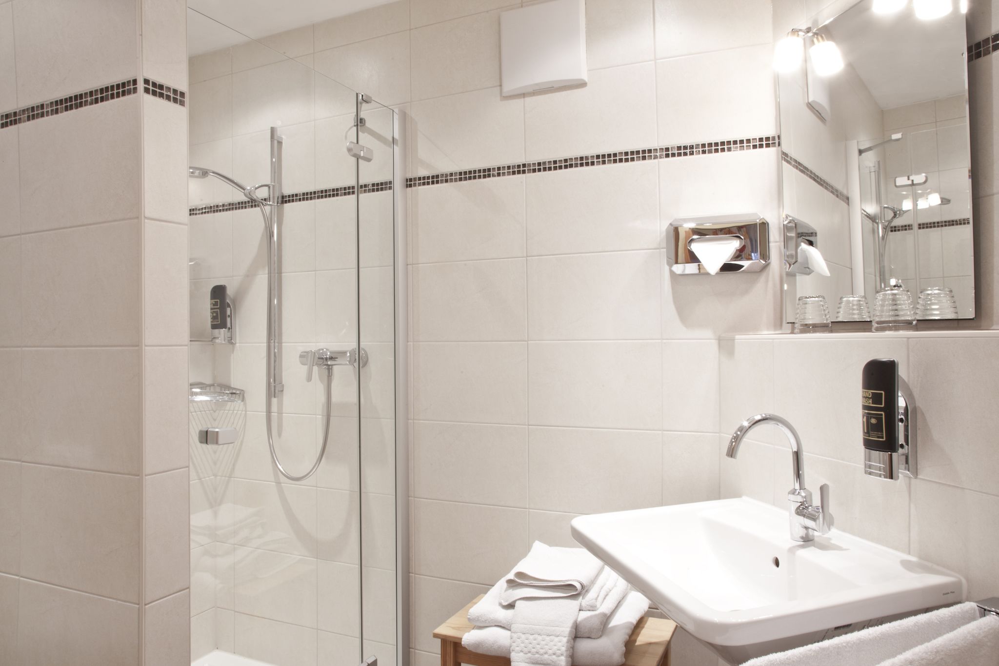 Douche, articles de toilette gratuits, sèche-cheveux