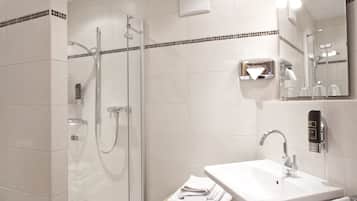 Douche, articles de toilette gratuits, sĂšche-cheveux