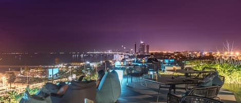 Bar auf der Dachterrasse, Blick auf das Meer, täglich geöffnet