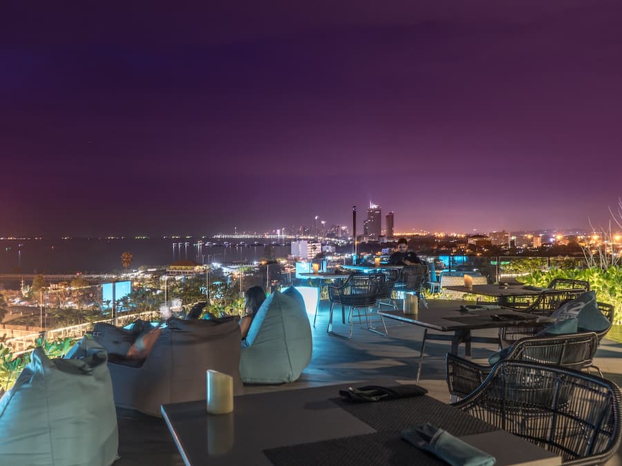 Bar sur le toit, vue sur l'océan, ouvert tous les jours