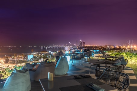 Bar na cobertura, vistas para o mar, aberto todos os dias