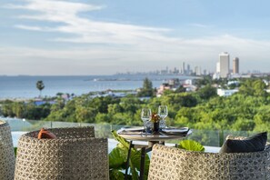 Rooftop bar, ocean views, open daily - Seaphere Pattaya Hotel (Sattahip)