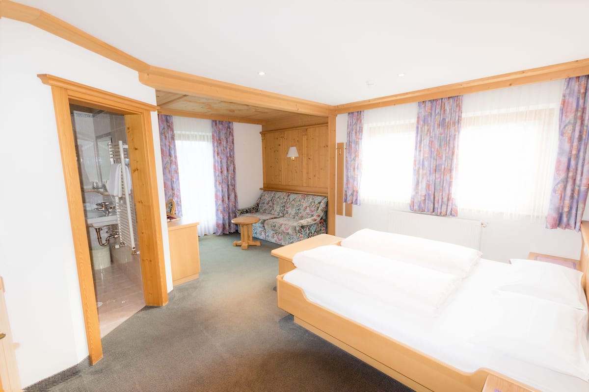Tweepersoonskamer, uitzicht op bergen | 1 slaapkamer, luxe beddengoed, een kluis op de kamer, een bureau
