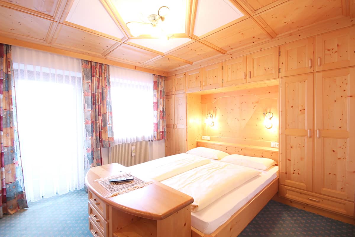 Kamer, 1 twee- of 2 eenpersoonsbedden | 1 slaapkamer, luxe beddengoed, een kluis op de kamer, een bureau